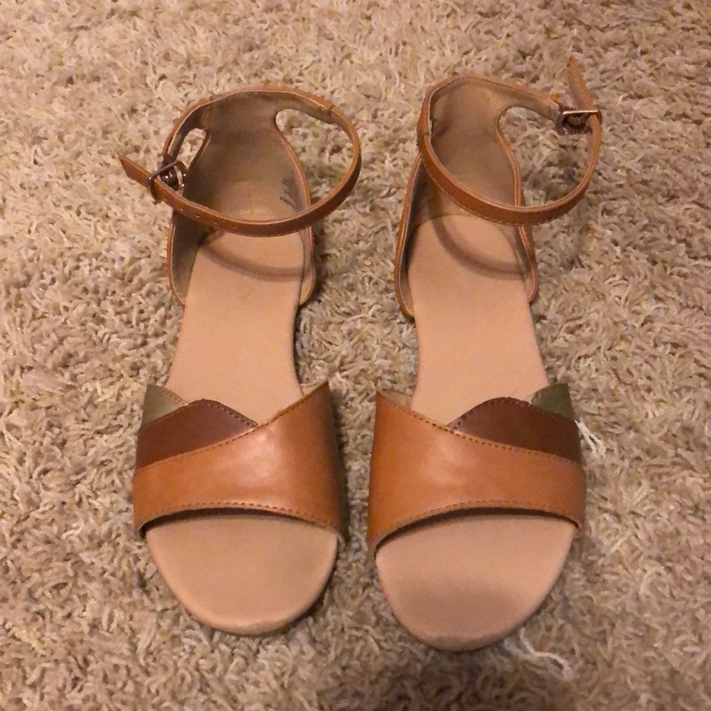 Super cute sandals for a little girl! Size 3 from old navy